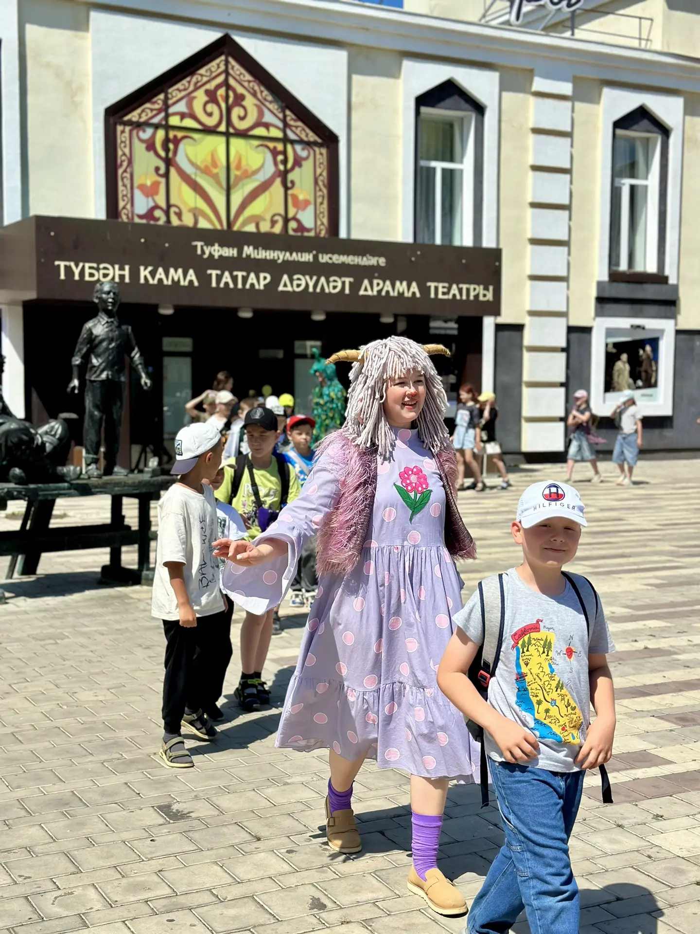 “Әкияттә кунакта”

Кичә Туфан театры алдындагы мәйданчык балалар тавышы белән гөрләп торды. ☀️

Шүрә