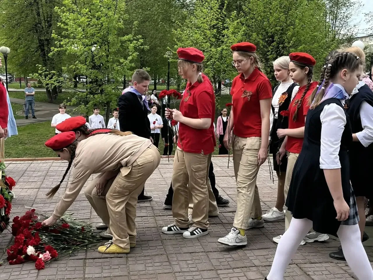 8 мая, в преддверии Дня Великой Победы, возле памятника воинам 49-й Армии и народным ополченцам, соб