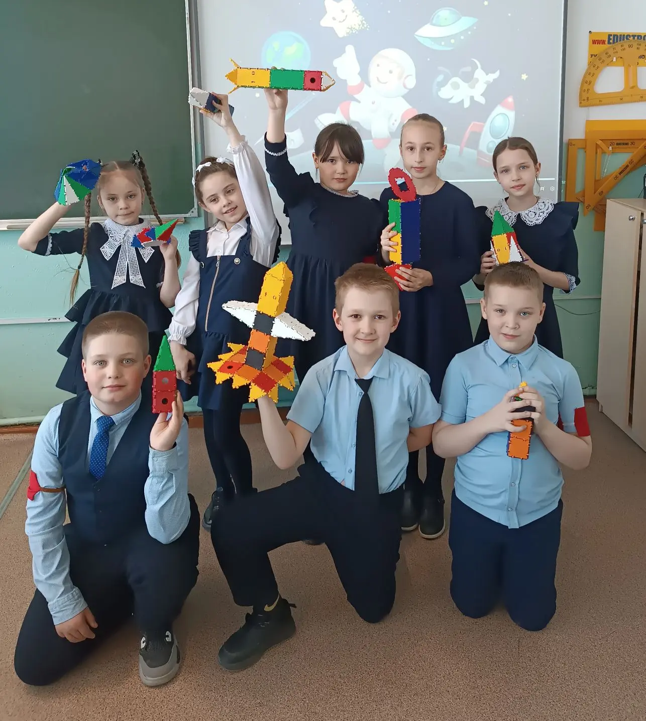 🚀 В честь Дня космонавтики, на уроке труда, ребята 2 А класса с увлечением создавали модели ракет и 