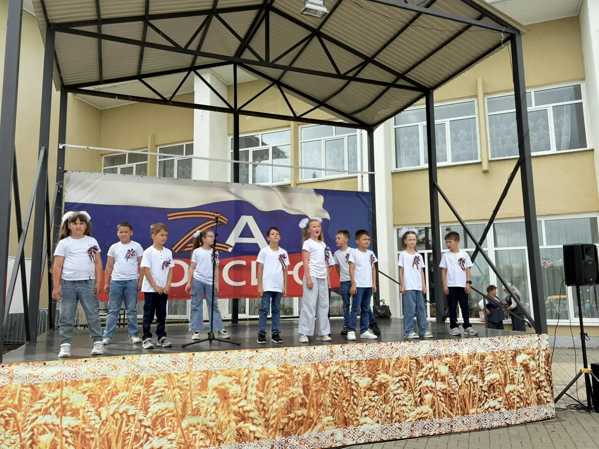 На площади РДК прошла праздничная программа, посвящённая Дню России, под названием «Люблю тебя, моя 