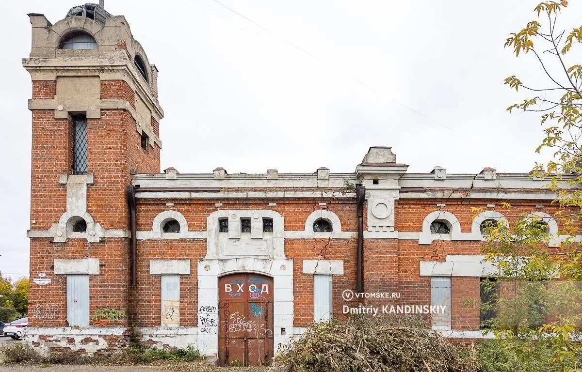 ⚒️ Работы начались в историческом здании складов купца Горохова в Томске.