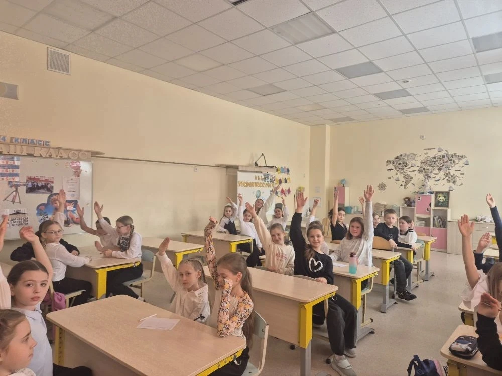 💐🎀В преддверии 8 Марта в начальной школе провели  праздничный квиз среди учащихся 3 классов. ✨️Игра 