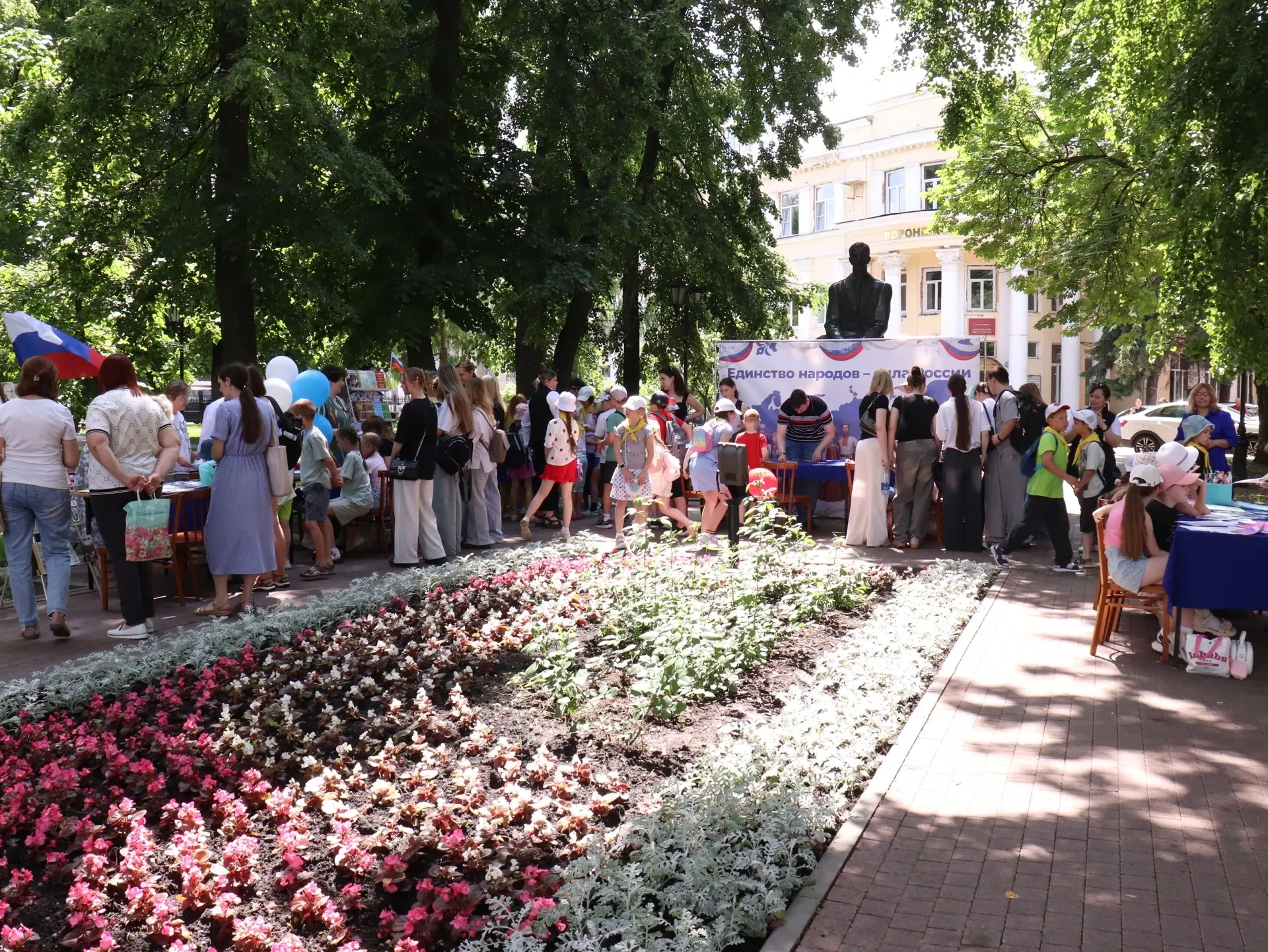 В сквере имени Бунина воронежцы и гости города «открывали» Россию через книги, музыку и народные тра
