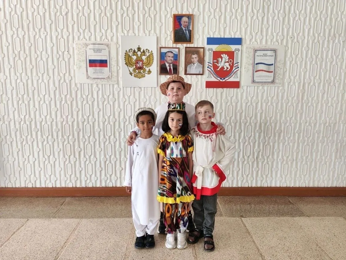 Пришкольный лагерь " ЛУЧИСТЫЙ" - ДЕНЬ РОССИИ.
Праздник патриотизма: в школе отметили День России
Сег
