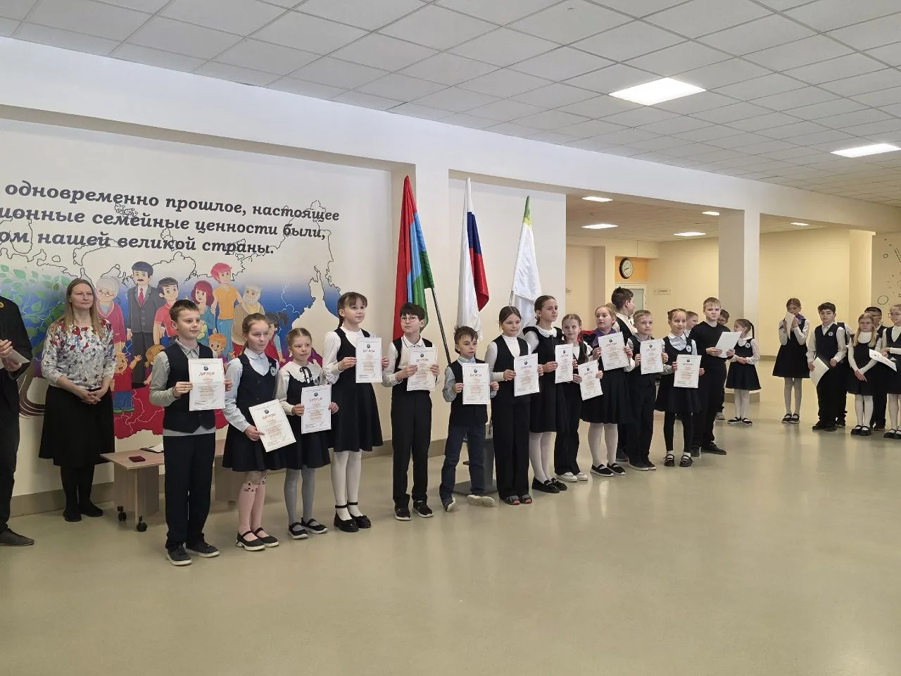 💫Традиционное начало понедельника: торжественно и вдохновляюще!

На линейку, посвящённую выносу гос