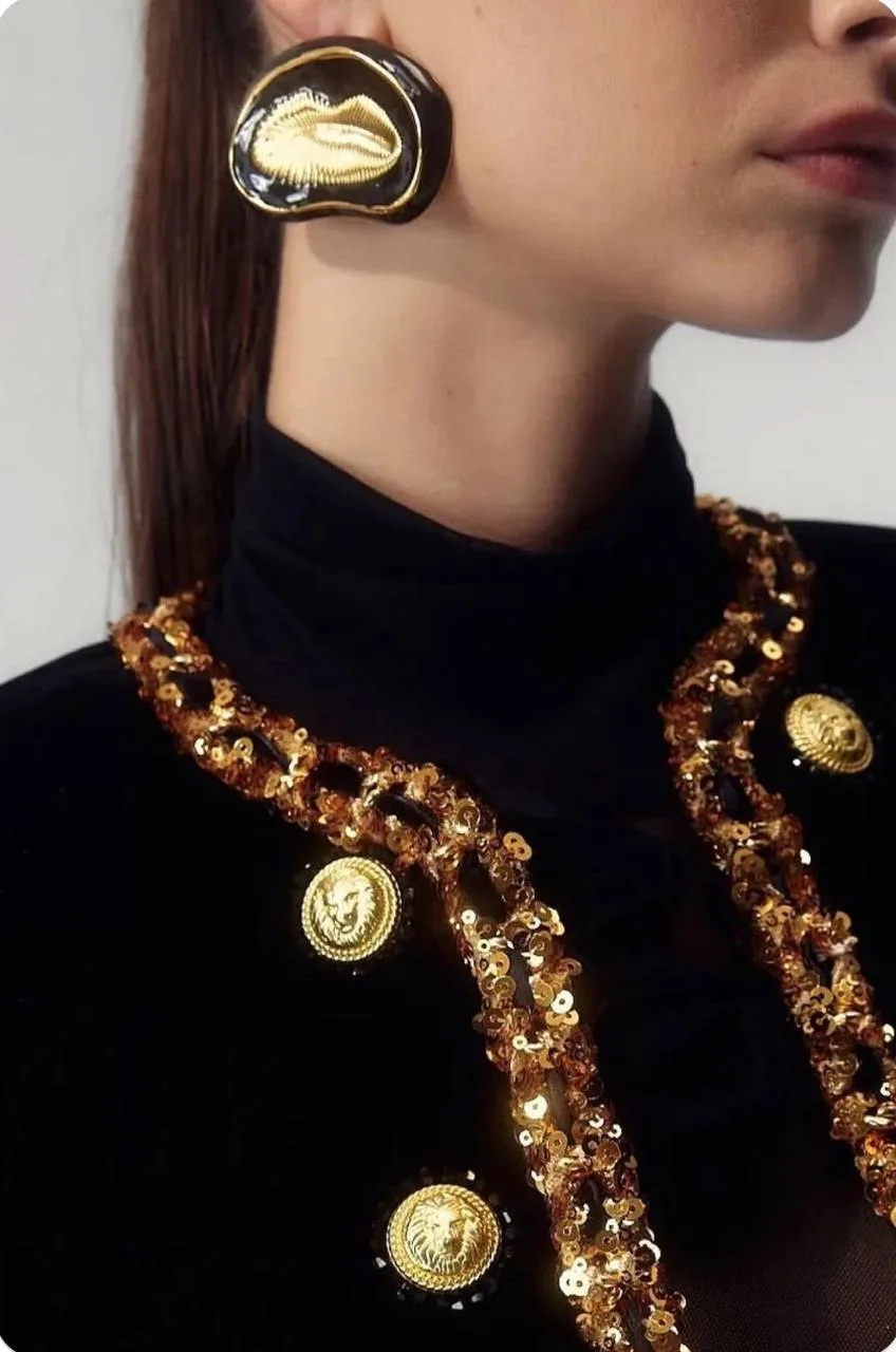 Акцентные Украшения в стиле Schiaparelli 

Крупные, выразительные, необычные — они сразу притягивают