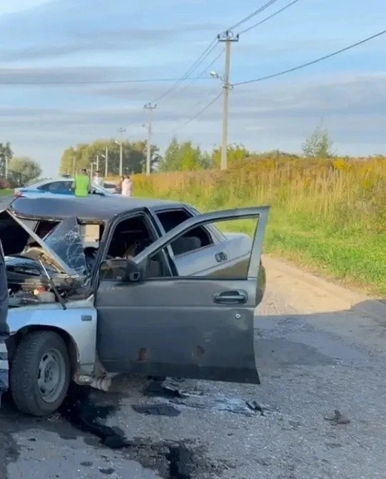 🚘 Водитель отечественной легковушки врезался в эвакуатор в Новинках и сбежал, бросив п...