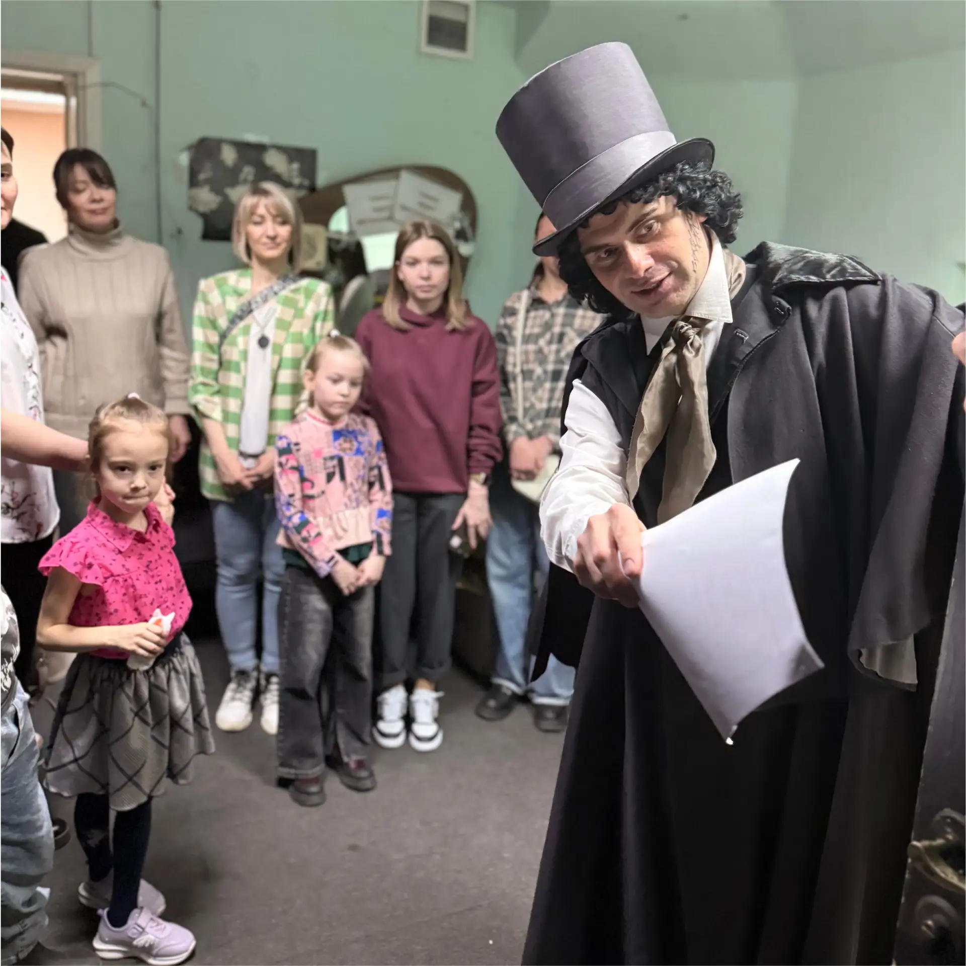 Сегодня в нашем театре случилось настоящее волшебство. Экскурсию «Закулисье» провёл… ни...