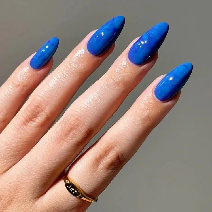 Подборка синих ногтей

💅 Маникюр