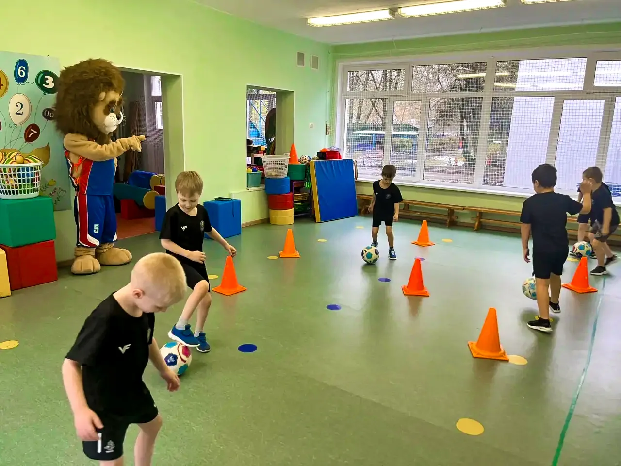 ЗВЁЗДОЧКИ ФУТБОЛА ⚽️🦁  В дошкольных отделениях нашей школы состоялось интересное спортивное событие.