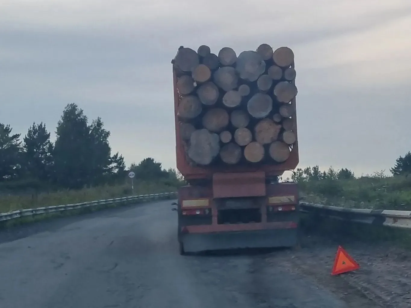 Лесовоз на склоне

Больше, чем полдня стоит на горе от ирбейского переезда. Крайне неудачное место д