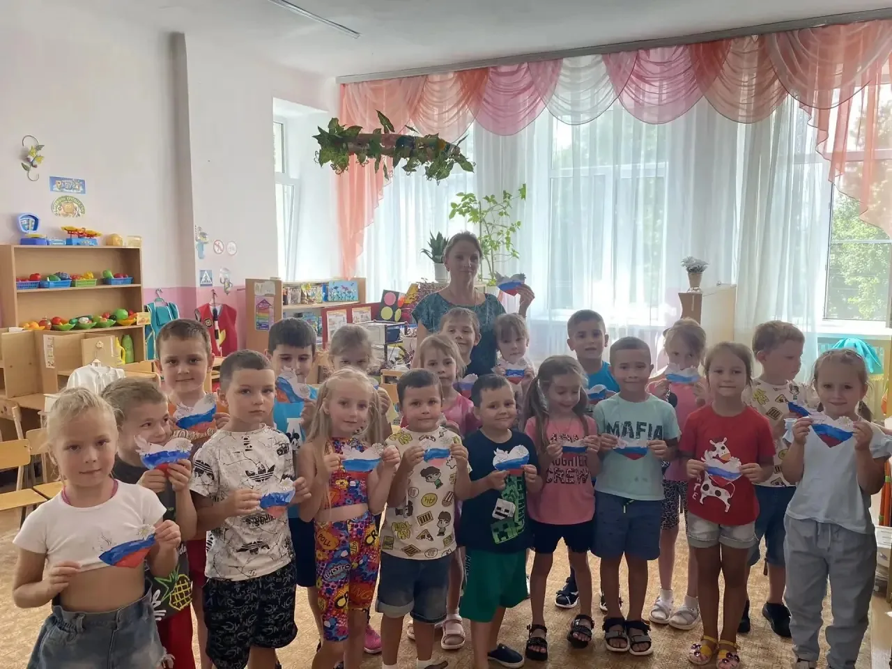 Сегодня наша группа превратилась в настоящую маленькую Россию! Мы отмечали важный празд...
