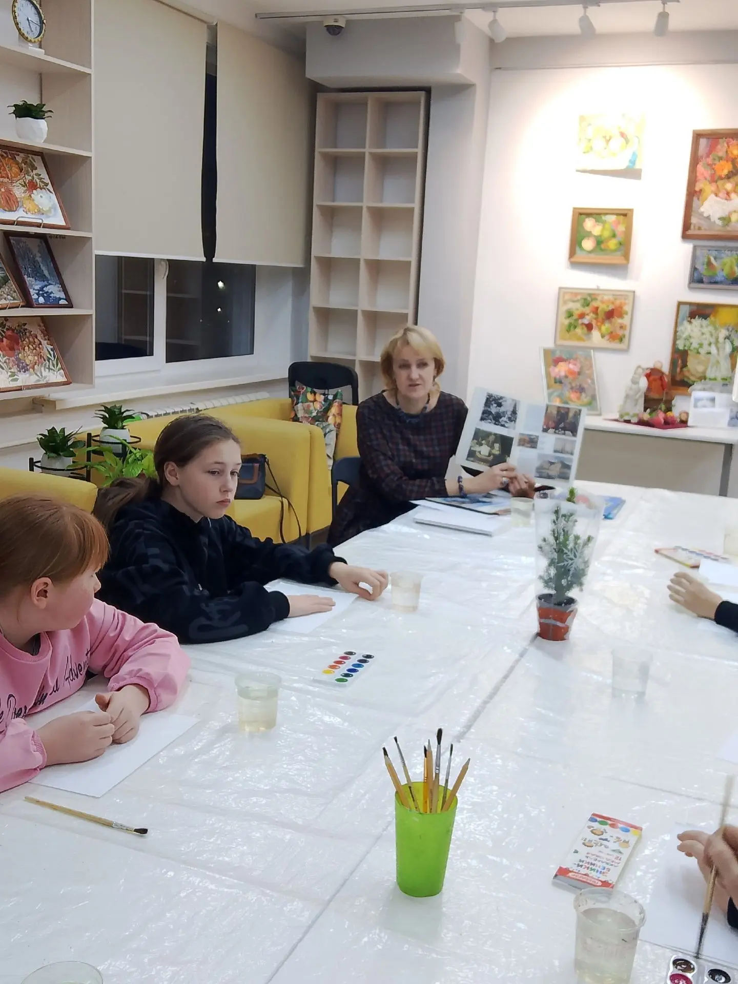 C воспитанниками побывали в библиотеке #На_районе на выставке талантливой художницы Оль...
