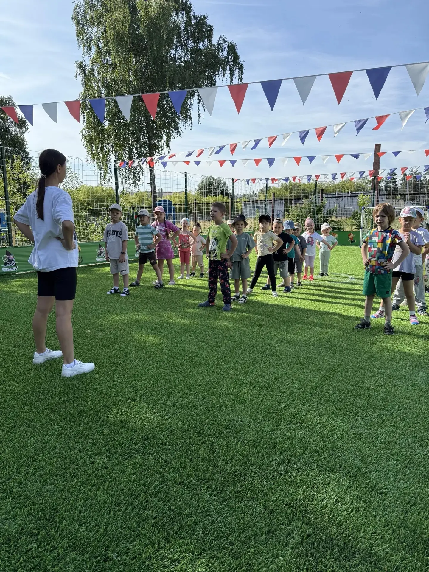 Утро начинается с ЗАРЯДКИ 🤸🏽‍♀️

☀️Утренняя зарядка в детском саду, на улице — это здорово! ☀️
🌈 