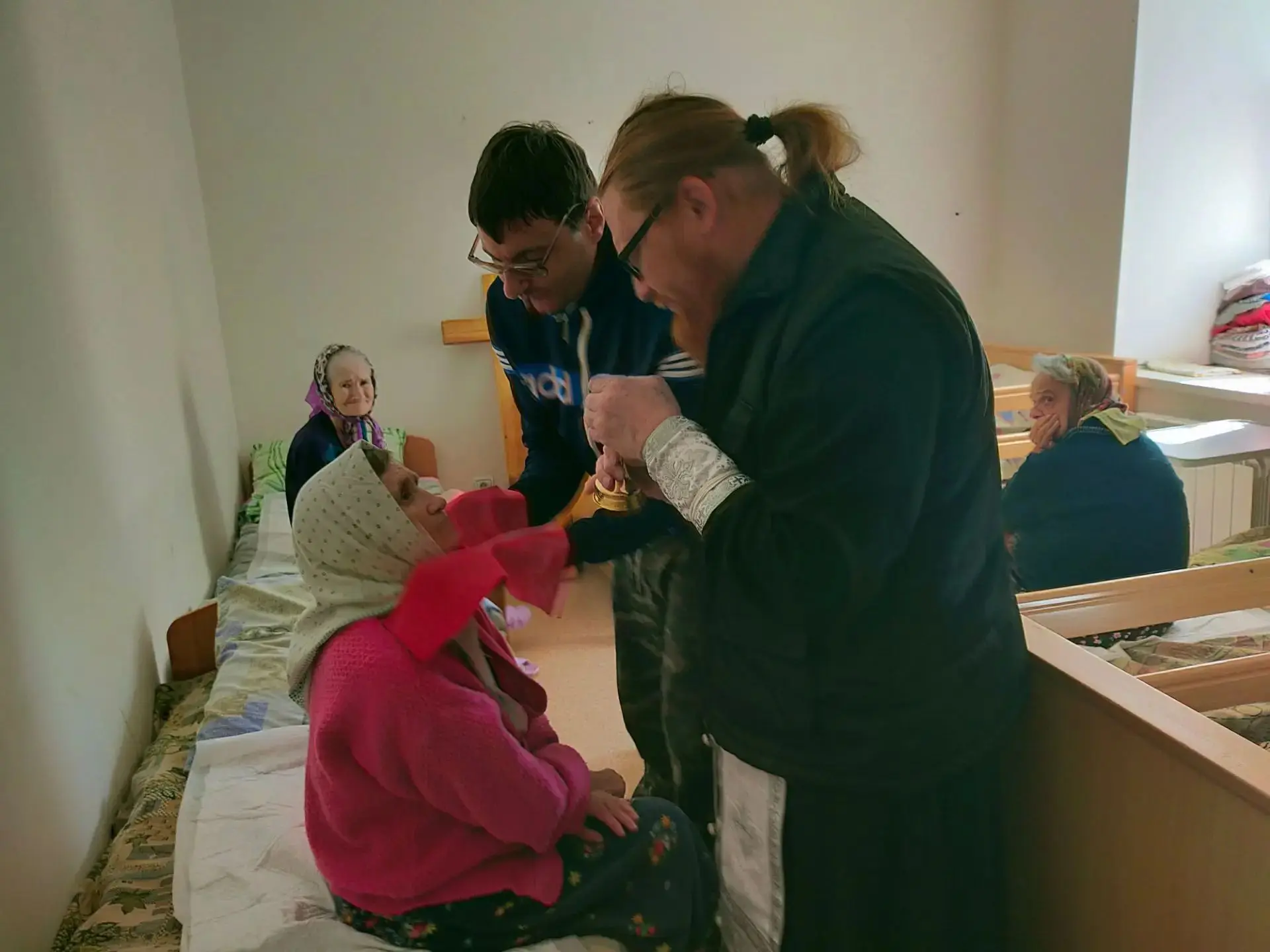 Тепло и свет в сердцах: причастие для жителей дома социального обслуживания