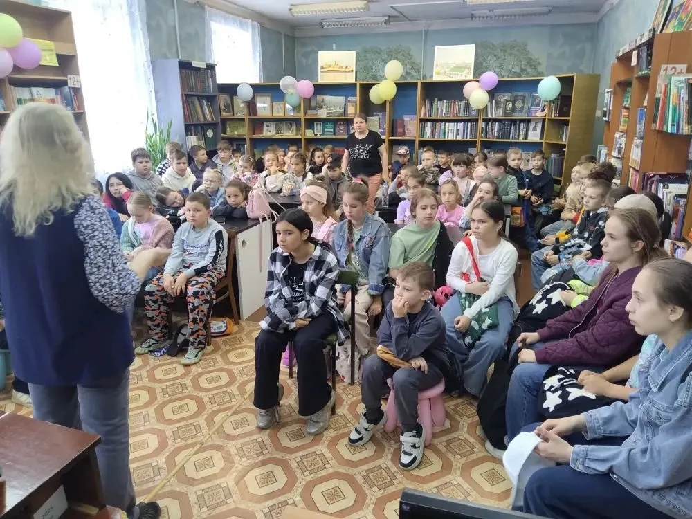 Познавательный визит состоялся сегодня для воспитанников летнего пришкольного лагеря. 📚