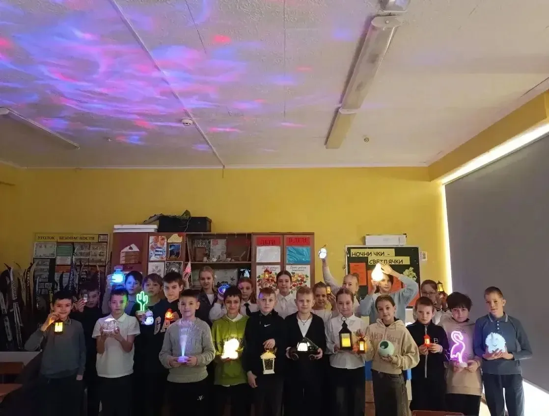 6 февраля в 3 Г и 4 А прошёл День волшебных огоньков-сказочников. 🌙🔥  💡Этот день посвящён ночникам, 
