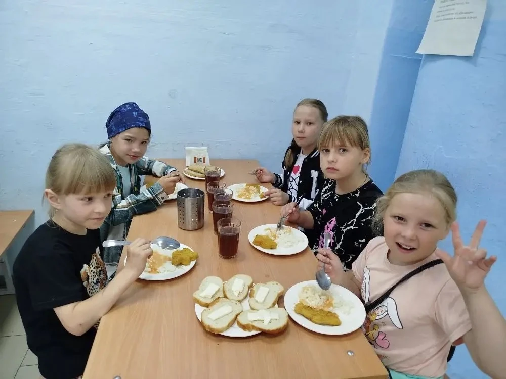 Первый день в летнем пришкольном лагере под девизом "Праздник детства"