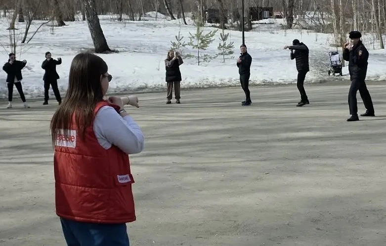 🏃‍➡️👮🏻‍♂️В барнаульском парке прошла «Зарядка со стражем порядка»    Полицейские и спортсмены заряди
