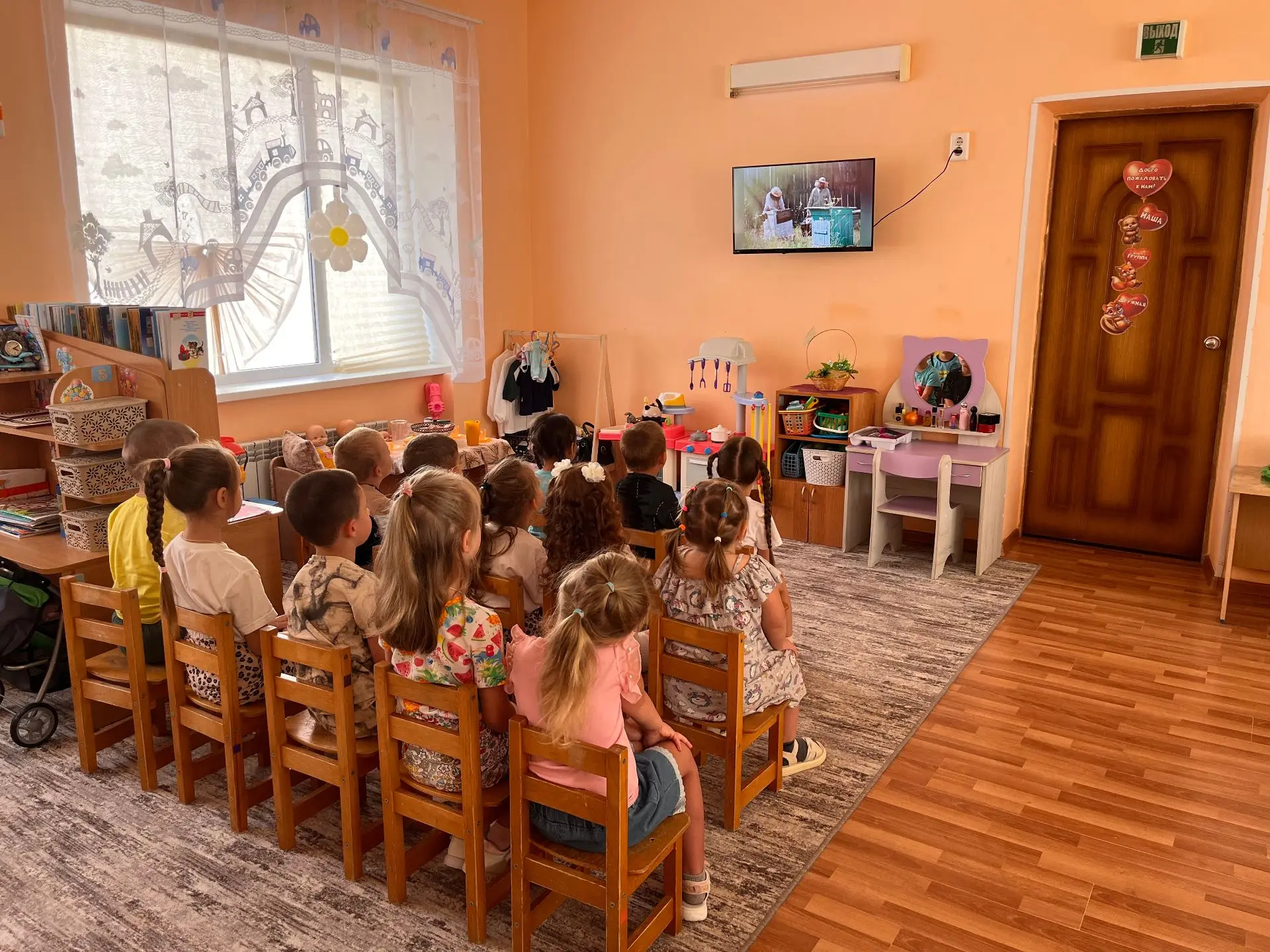 В старшей группе "Б" провели познавательный день "Медовый спас, всего про запас", чтобы...