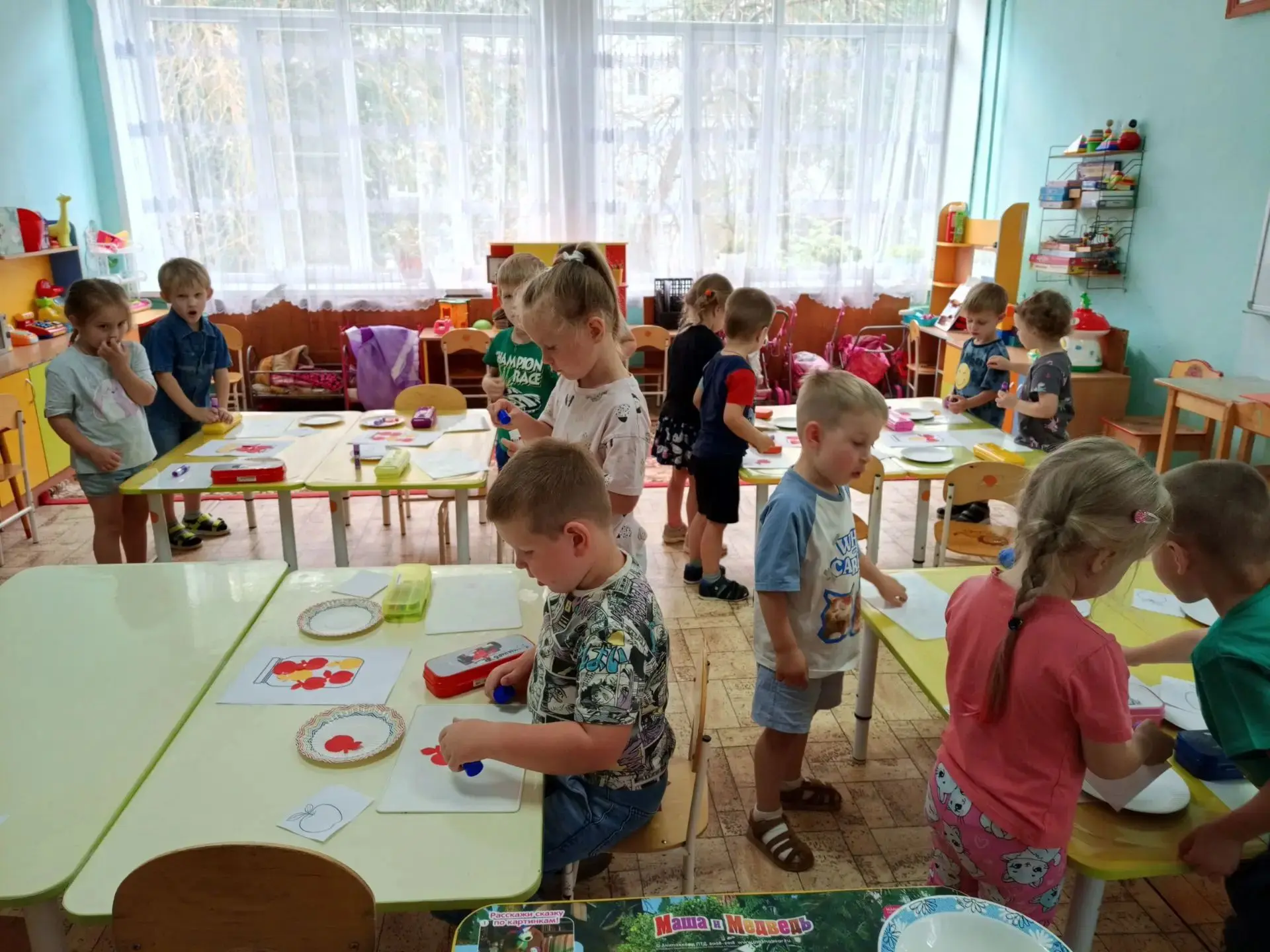 Сегодня праздник "Яблочный спас". Дети познакомились с народным праздником, его историе...