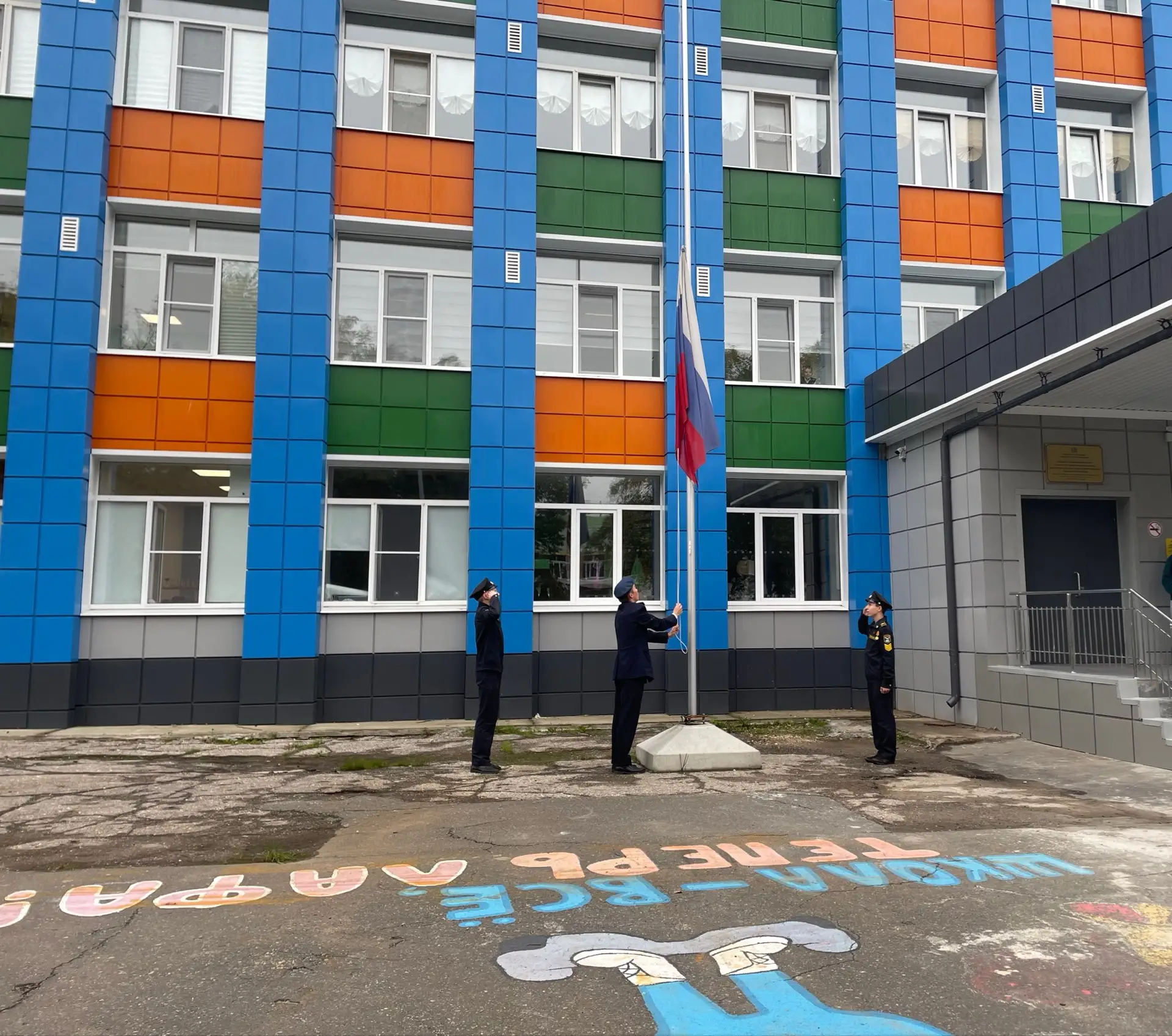 В нашей школе дали старт новой рабочей неделе с торжественного поднятия Государственног...
