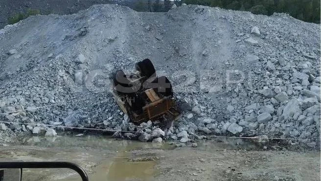 Водитель самосвала погиб в результате происшествия на карьере в Тисульском районе.