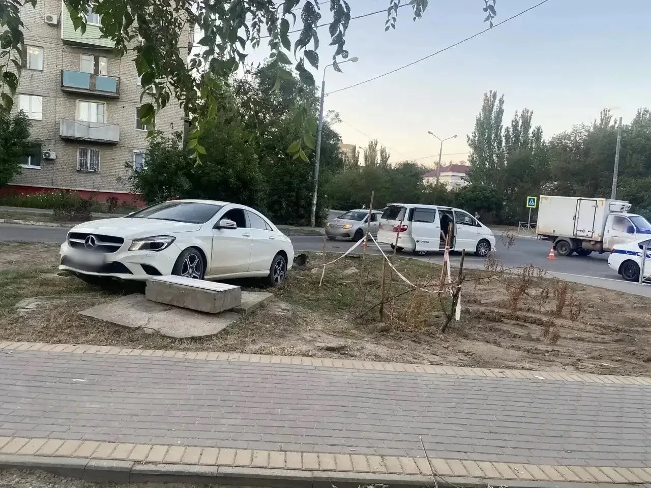 ДТП на улице Татищева: иномарка сбила ребёнка и врезалась в другой автомобиль