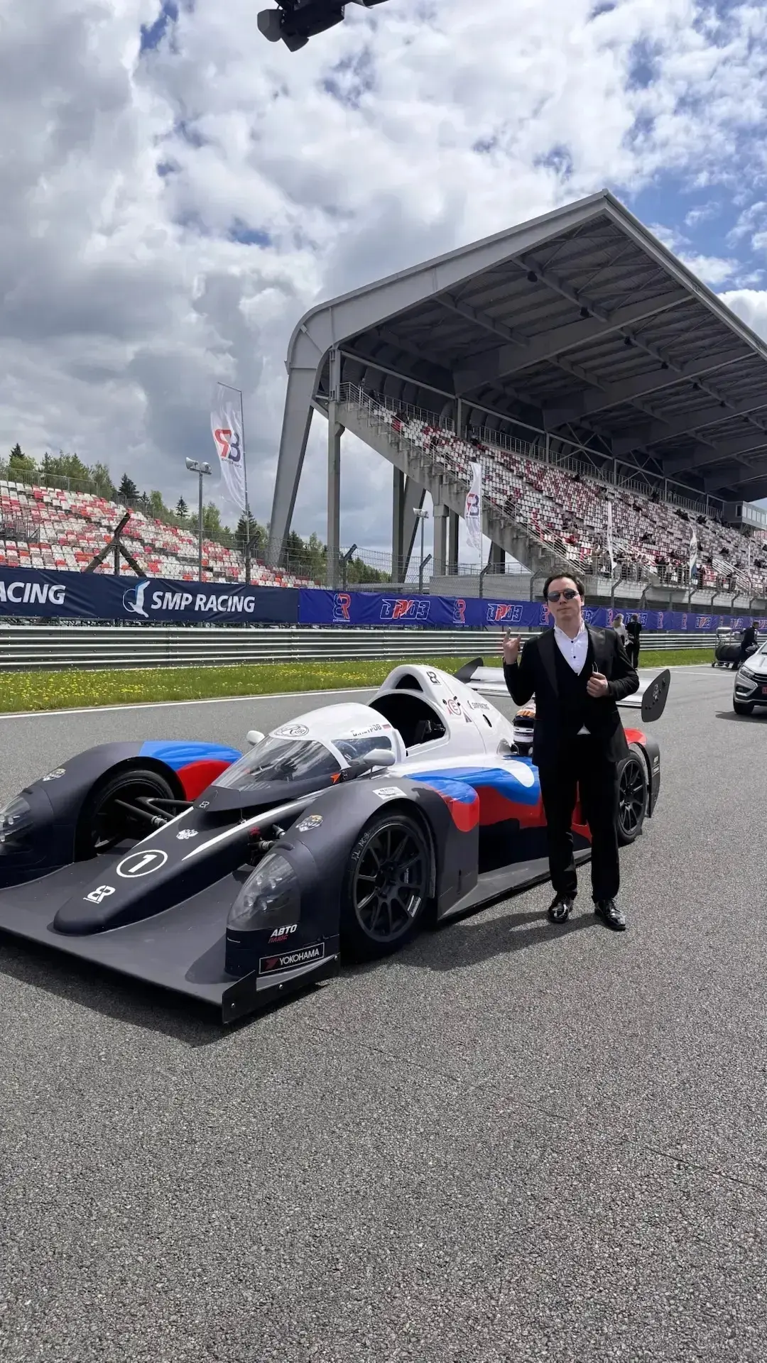 Открыл сезон кольцевых гонок на Moscow Raceway. Очень круто, когда заезд начинается сразу после гимн