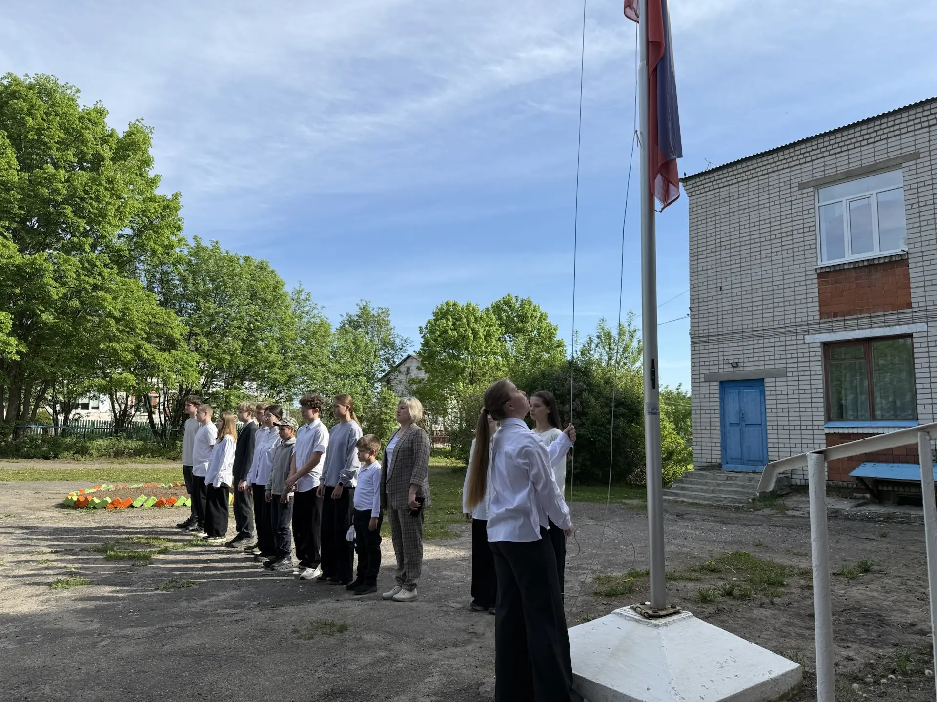 🇷🇺Утро понедельника в нашей школе началось с поднятия государственного флага и исполн...