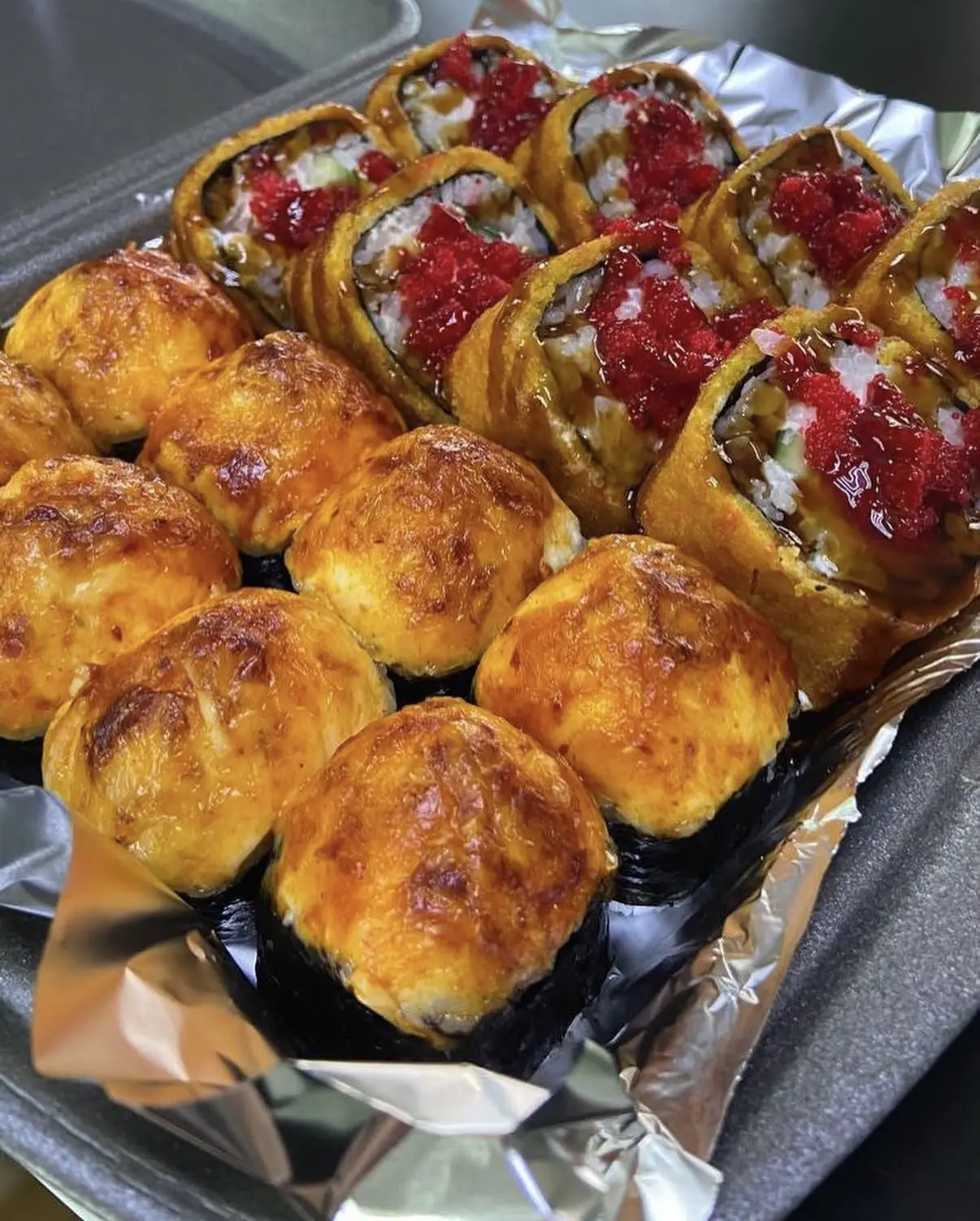 Иногда счастье — это просто идеальный баланс вкусов: рис, нори, рыба и капля соевого со...