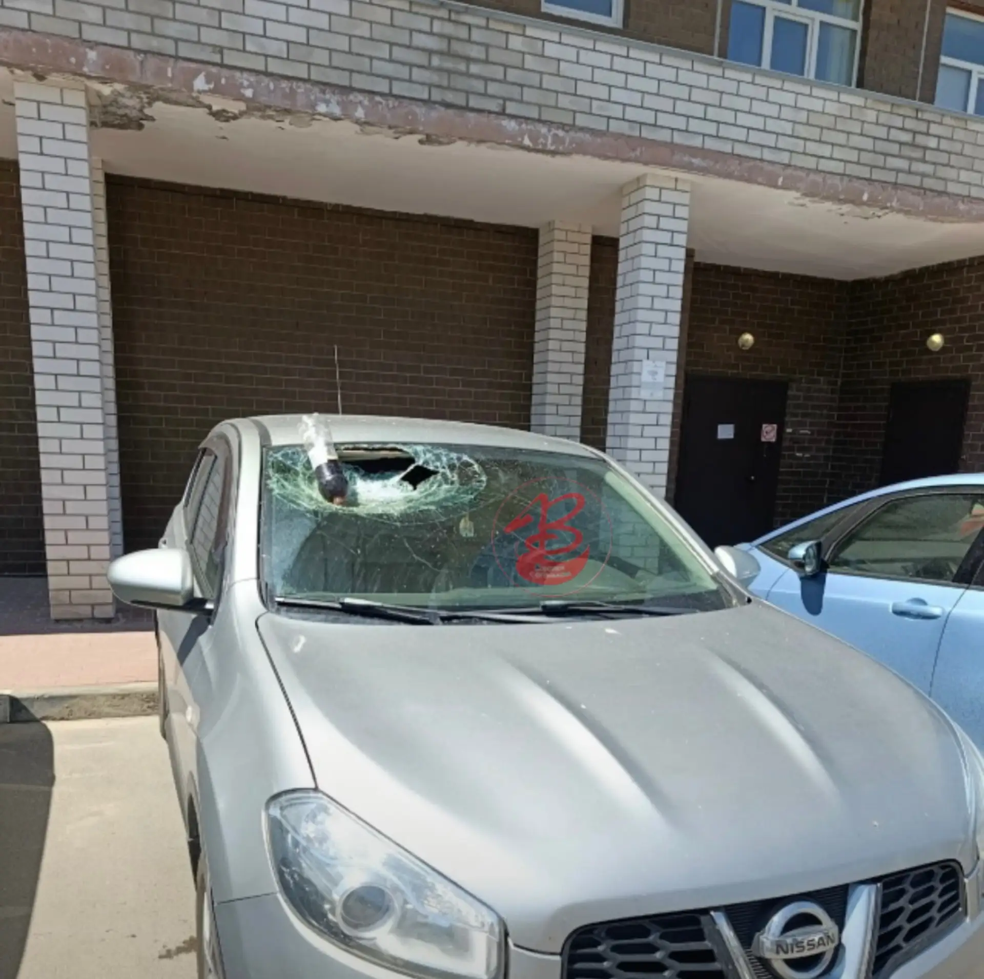 Пока где-то на машины падают ветки, в авто нашего читателя на Брянской прилетела бутылка кваса.

Рег