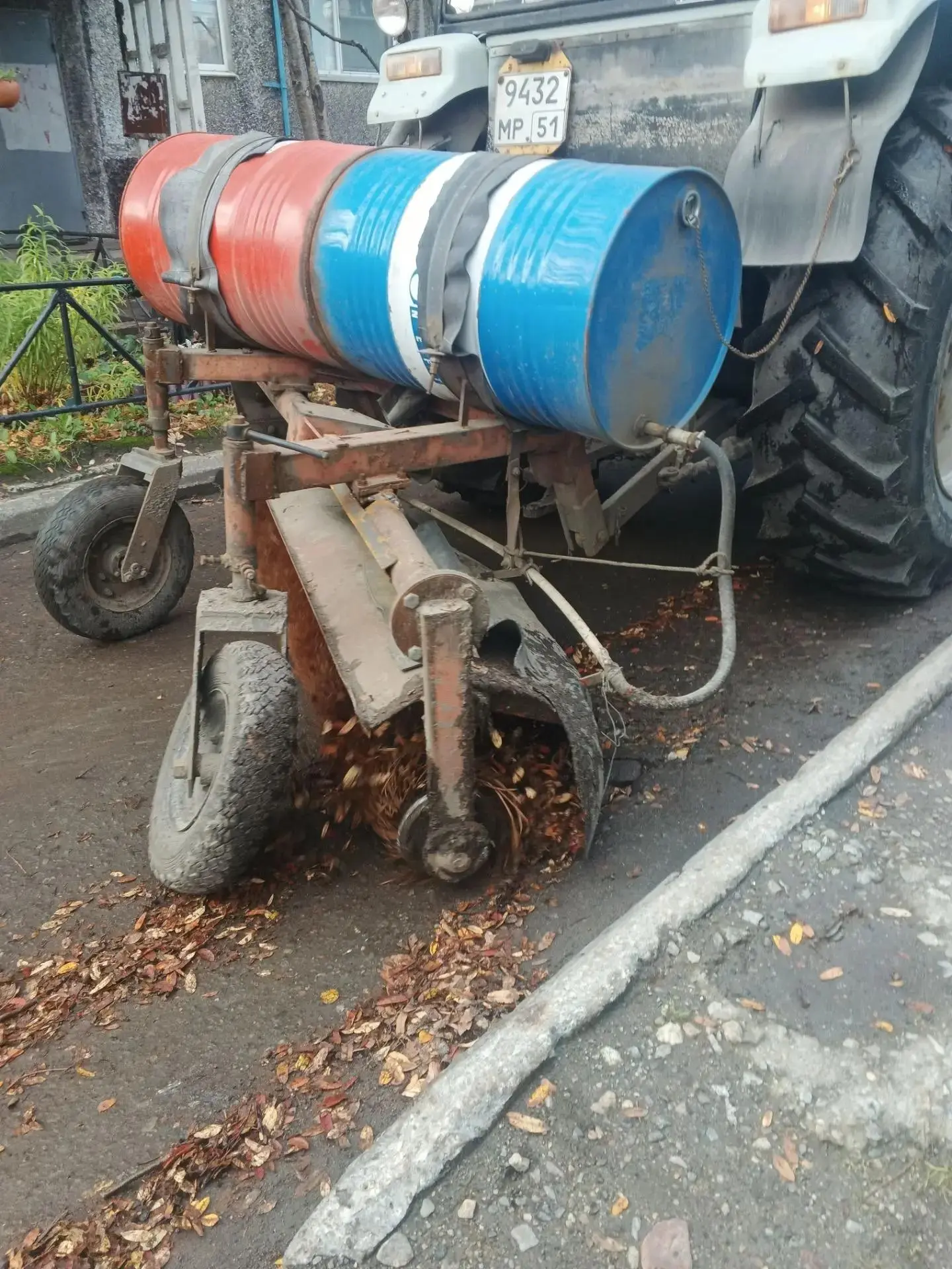 🍂Осень, безусловно, добавляет проблем на территории.