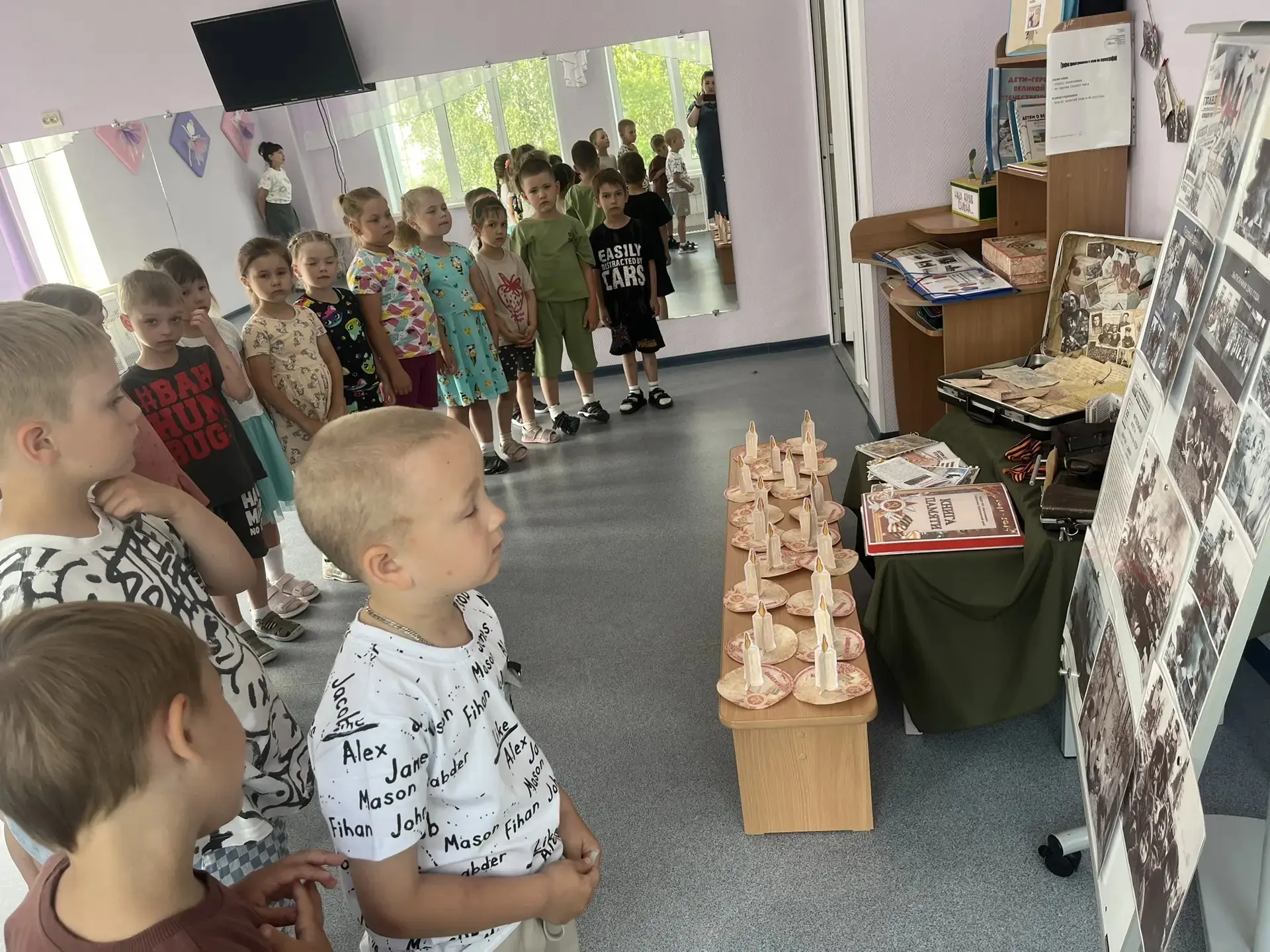 🕯️ «Свеча памяти» в детских руках.

 Ровно 85 лет назад 22 июня, советские люди услышали страшную в