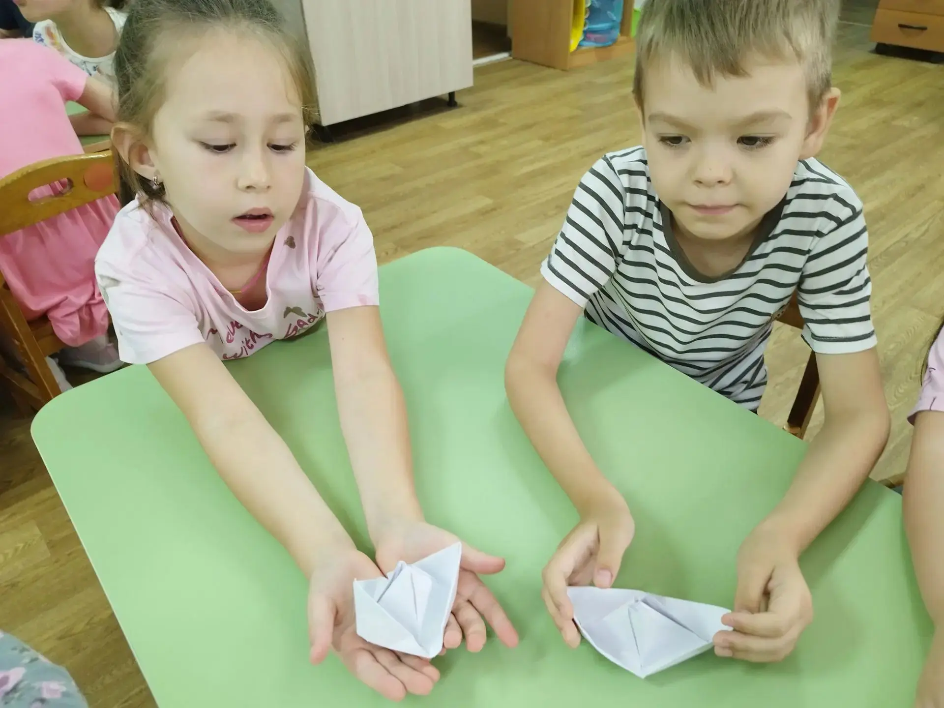 Вот так сегодня ребята из группы Ромашки 🌼🌼🌼 
поэтапно шаг за шагом конструировали вот такие кора