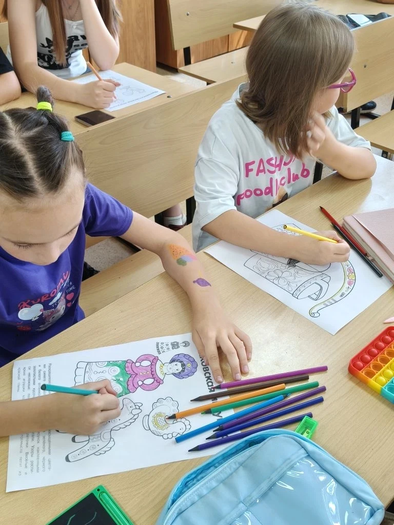 🌿 День народных традиций в ДОЛ «Ромашка»! 🌿

Сегодня, 13 июня, в нашем лагере царила атмосфера нас