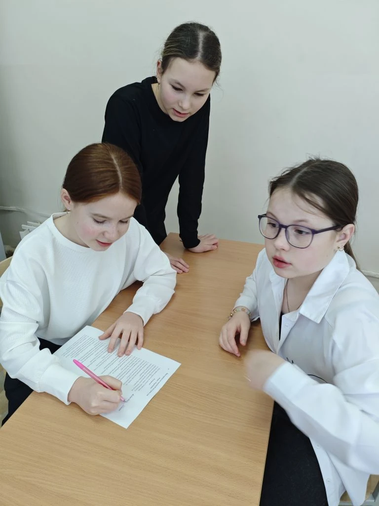 Третье испытание игры «Зарница»: проверка знаний и патриотического духа!  Сегодня ученики 5-х и 8-х 