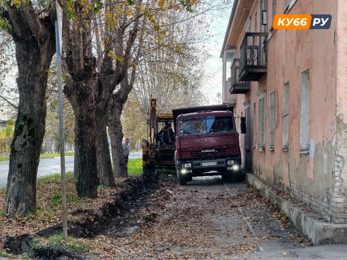 «Люди обходят через газон»: в Каменске-Уральском решают проблему луж на Парковой