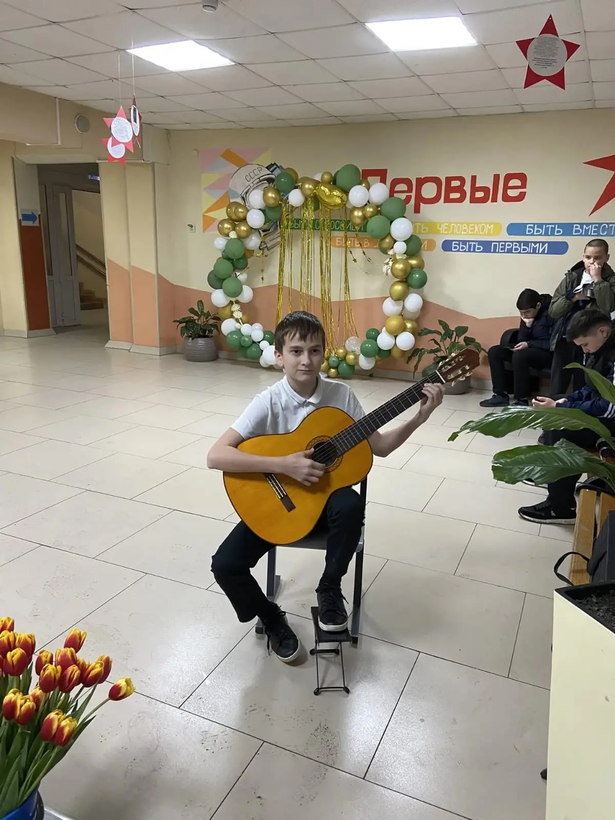 🌸 С любовью и признательностью: мальчишки нашей школы поздравили учителей с 8 Марта! 🌸  Сегодня в на