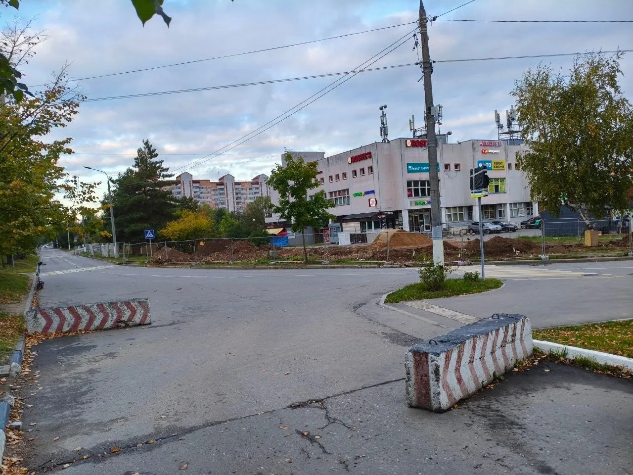 Жители Нового городка требуют объяснений по реконструкции сквера на Школьной. Все пешех...