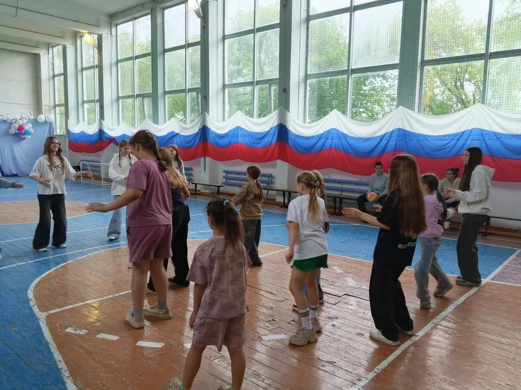 Даже дождик не помеха для веселья и творчества! Настольные игры собрали вокруг себя юны...