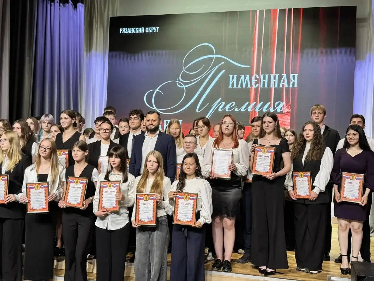🎉 Гордость и слава нашим ученикам! 🏆 
Сегодня в торжественной обстановке наши ребята были награжде