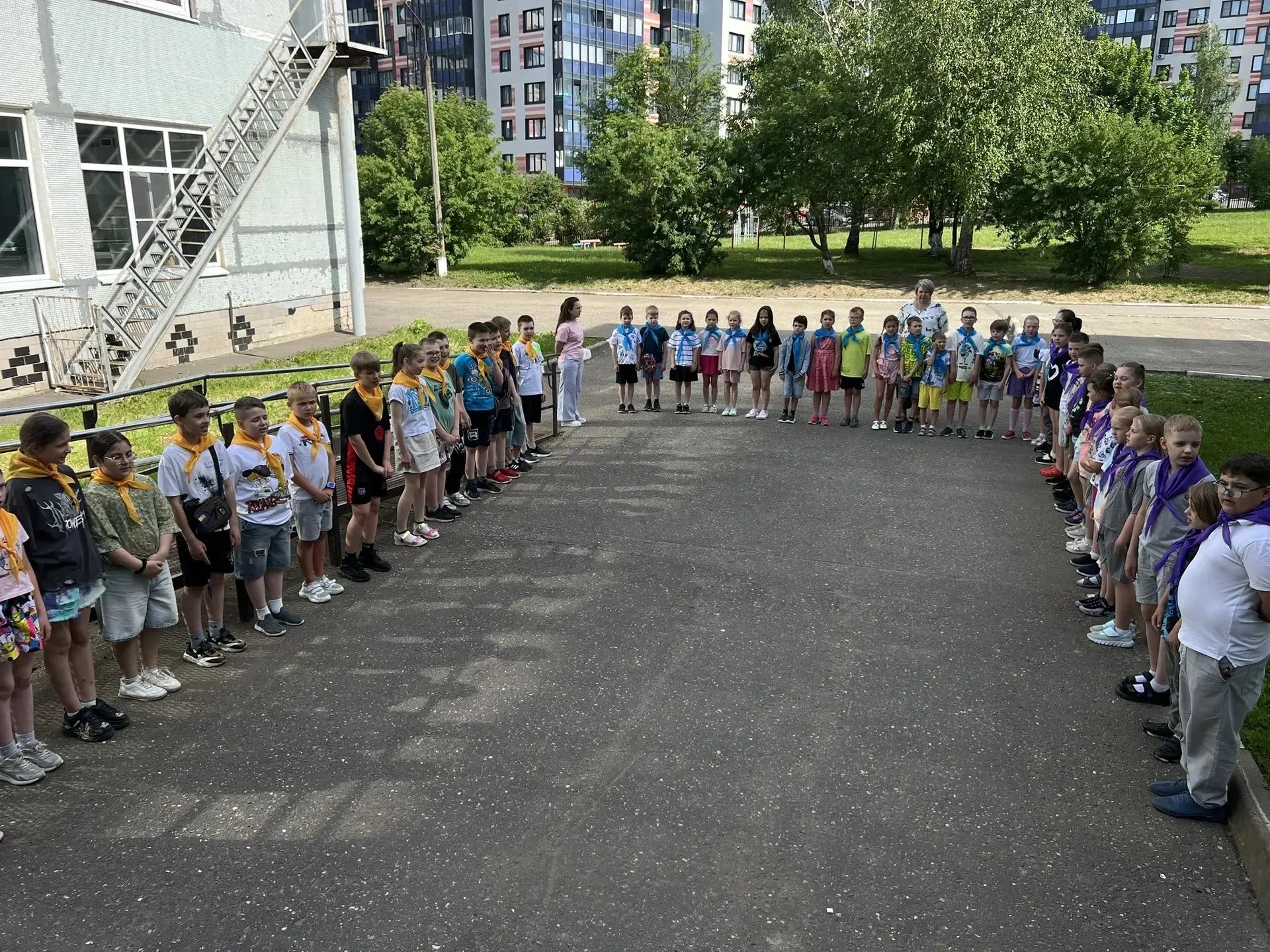 🌞 Понедельник в нашем лагере традиционно начался с торжественной линейки поднятия флага и исполнени