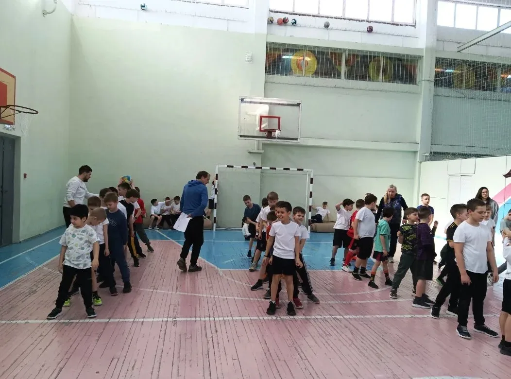 🏃‍♂️ «А ну-ка, мальчики!»: весёлые старты во 2-х классах  Сегодня в нашем лицее было шумно, весело и