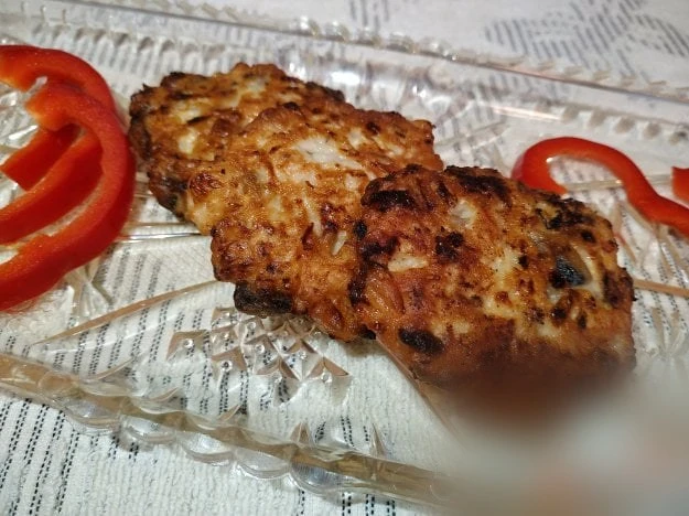 🍗 Куриные котлеты с грибами

Ингредиенты:
• Филе куриное — 1 шт.
• Шампиньоны — 150 г
• Яйцо курино