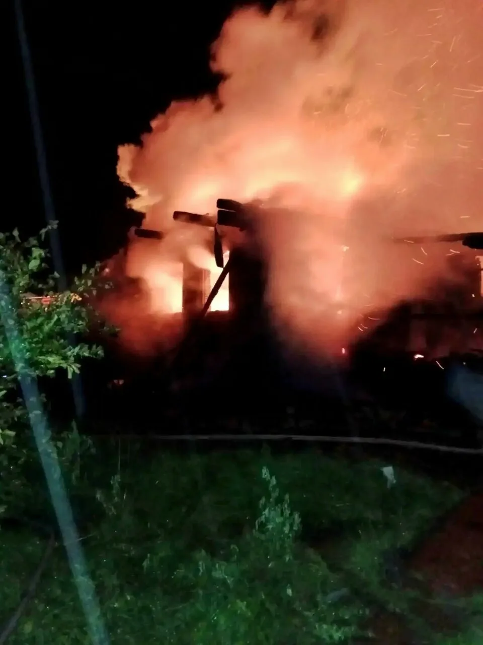 ⚡ Эвакуация семьи с пятью детьми из горящего дома в Устьянском округе