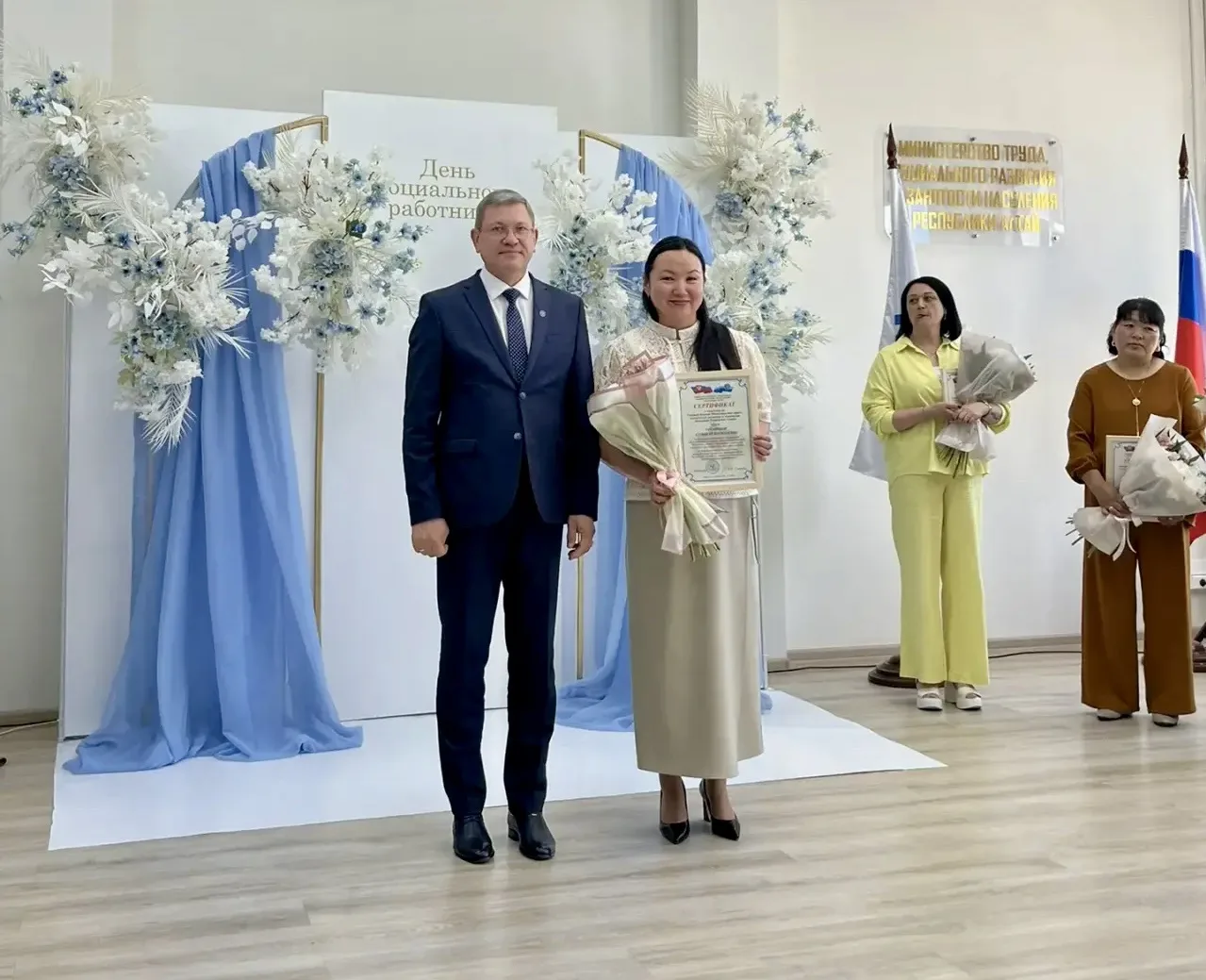 🌟 В Минтруде Республики Алтай прошло торжественное открытие обновленной Галереи Почета
