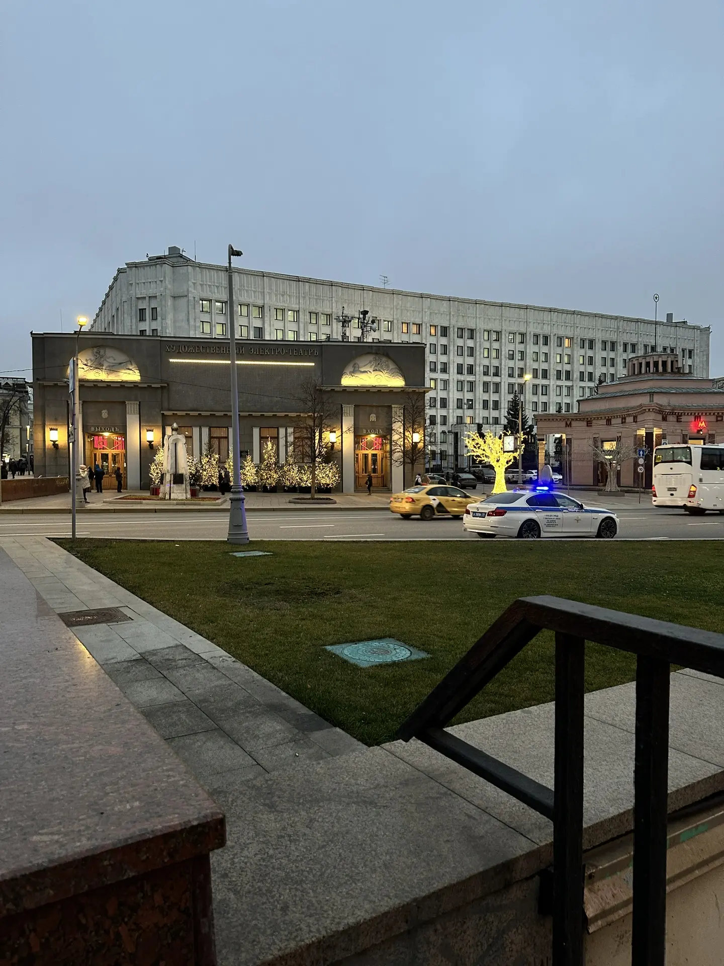 В центре нарядно. Сухо.   На Старом Арбате елки и самовар.  На Пятницкой украшенные кафе.  А в перех