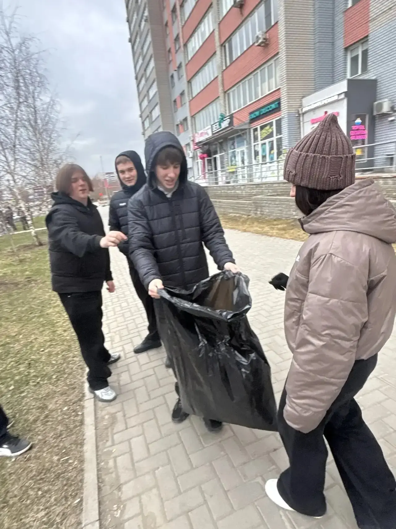 Каждую весну наши ученики выходят на красную линию, чтобы сделать наш город еще красивее и чище! 🌳✨ 