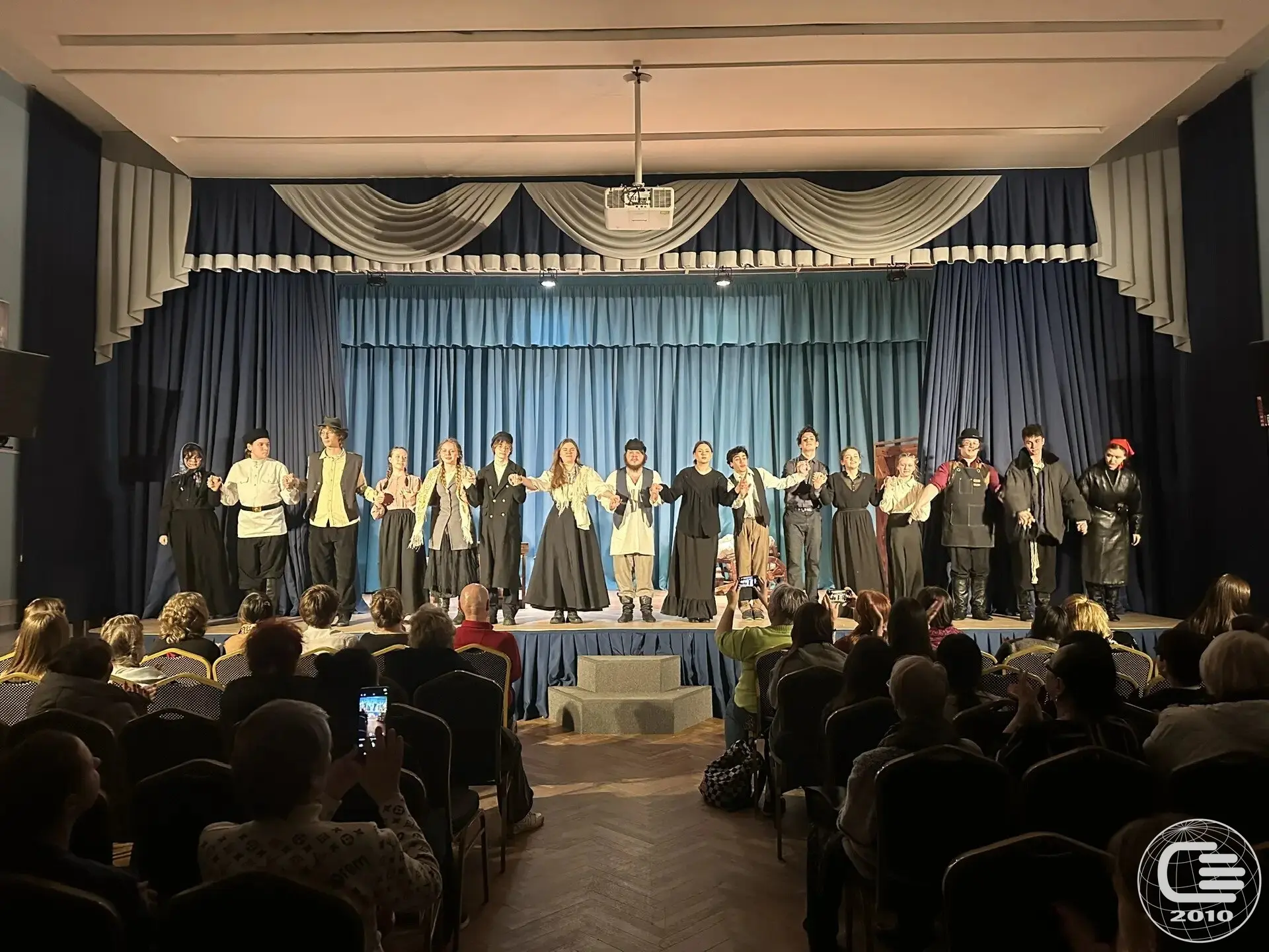 🎭 Продолжаются показы новой постановки школьной театральной студии «Волшебный мир театра», под руков